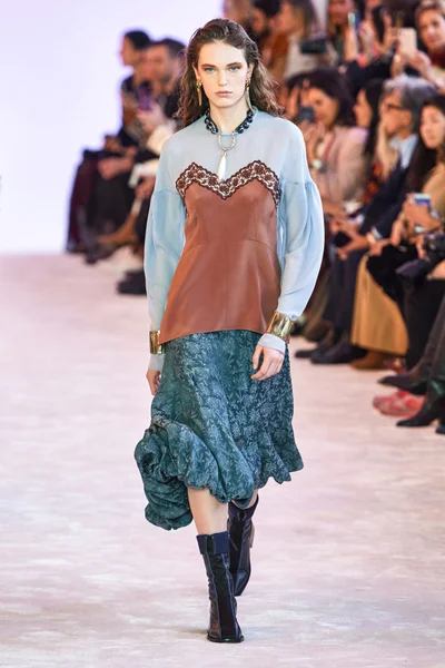Look 18